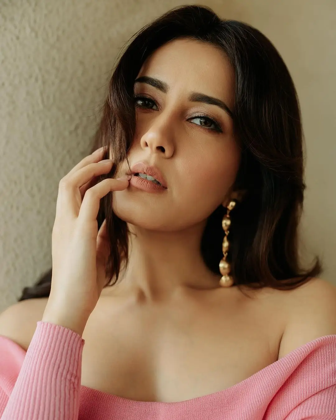 Telugu Girl Raashi Khanna In Beautiful Pink Top White Pant